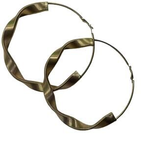 Stylish gold plated swirl